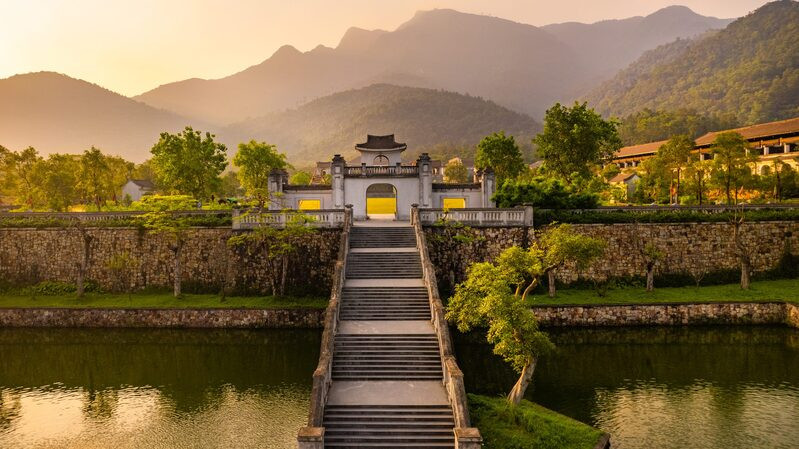 Tổng quan về núi Yên Tử với phong cảnh thiên nhiên hùng vĩ và các công trình Phật giáo