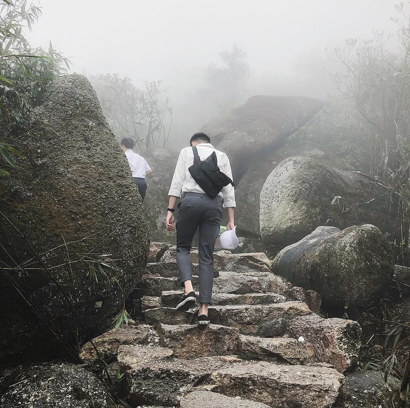 Du khách leo bộ lên núi Yên Tử với nước uống và đồ ăn nhẹ