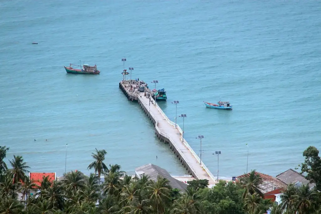 Cầu cảng Bãi Nhà nhìn từ trên cao