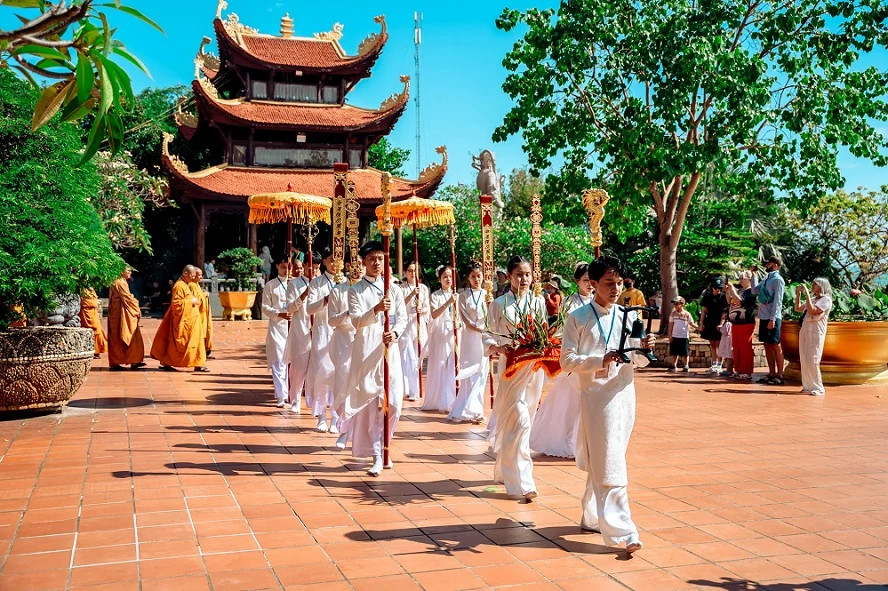 Nhiều Phật tử và du khách tham gia các hoạt động tâm linh trong ngày lễ tại Chùa Hộ Quốc