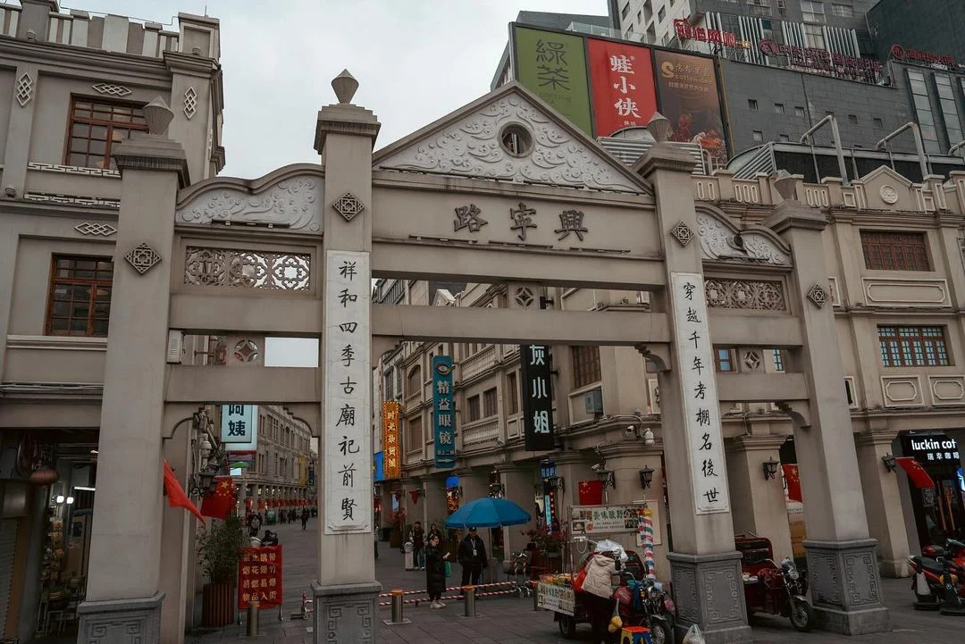 Phố Ngõ Tam Nhị sôi động với các cửa hàng và du khách