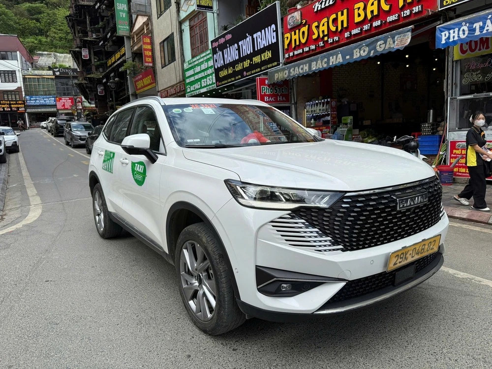 Xe riêng tiện nghi đỗ tại Sapa sẵn sàng đưa khách đến Ninh Bình