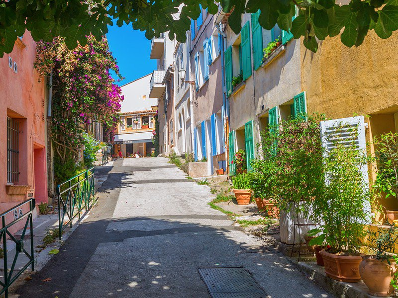 Du lịch miền Nam nước Pháp: Khám phá 11 điểm đến quyến rũ không thể bỏ lỡ 2 Bến cảng Saint-Tropez với những du thuyền sang trọng