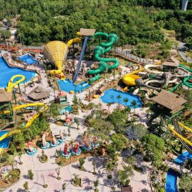 Du khách vui chơi sôi động tại công viên nước Aquatopia với nhiều trò trượt ống và bể bơi