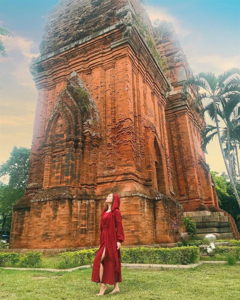 Cận cảnh vẻ đẹp kiến trúc Chăm tinh tế trên Tháp Đôi