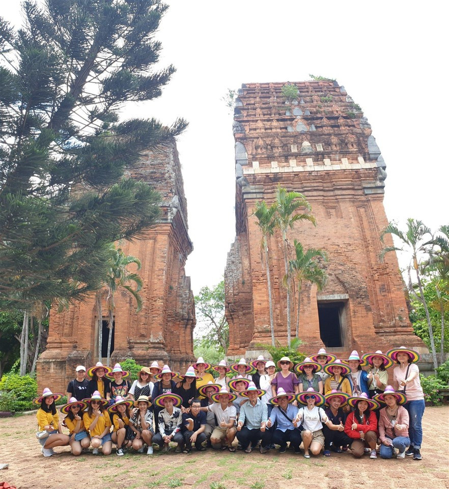 Du khách tham quan và chụp ảnh tại Tháp Đôi Quy Nhơn