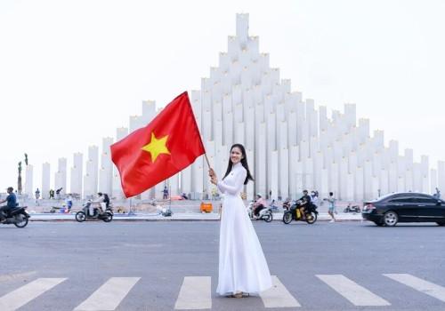 Du lịch Tây Ninh 1 ngày: Khám phá Núi Bà Đen, Tòa Thánh Cao Đài và Chùa Gò Kén 2 Khách du lịch tham quan một điểm đến ven biển trong gói tour Vũng Tàu