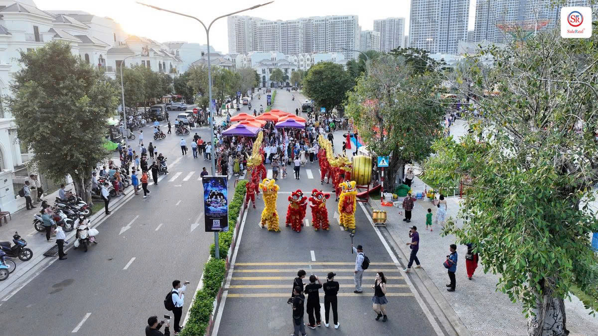 Trục đường lễ hội sầm uất tại VinWonders Grand Park