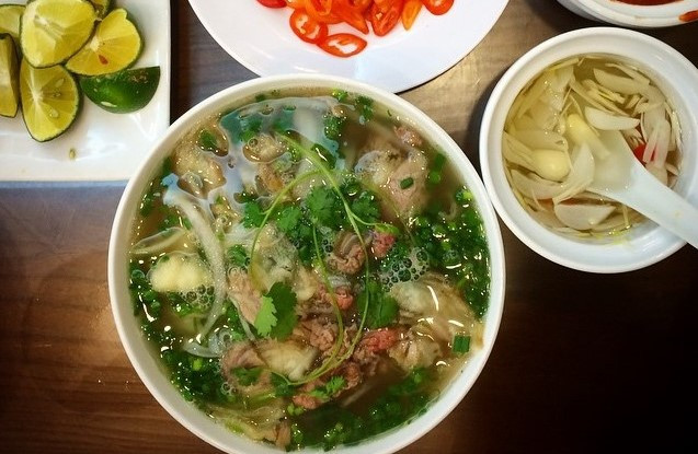 Một bát phở bò nóng hổi, một trong những món ăn nổi tiếng của Hà Nội