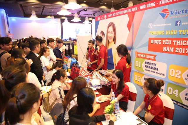 Các công ty lữ hành và du lịch đang tư vấn tuyển dụng tại ngày hội việc làm