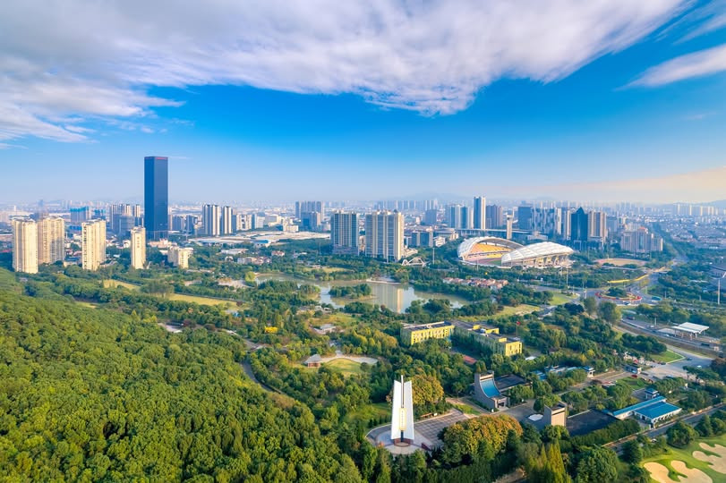 Toàn cảnh thành phố Vô Tích nhìn từ xa với kiến trúc hiện đại và hồ nước