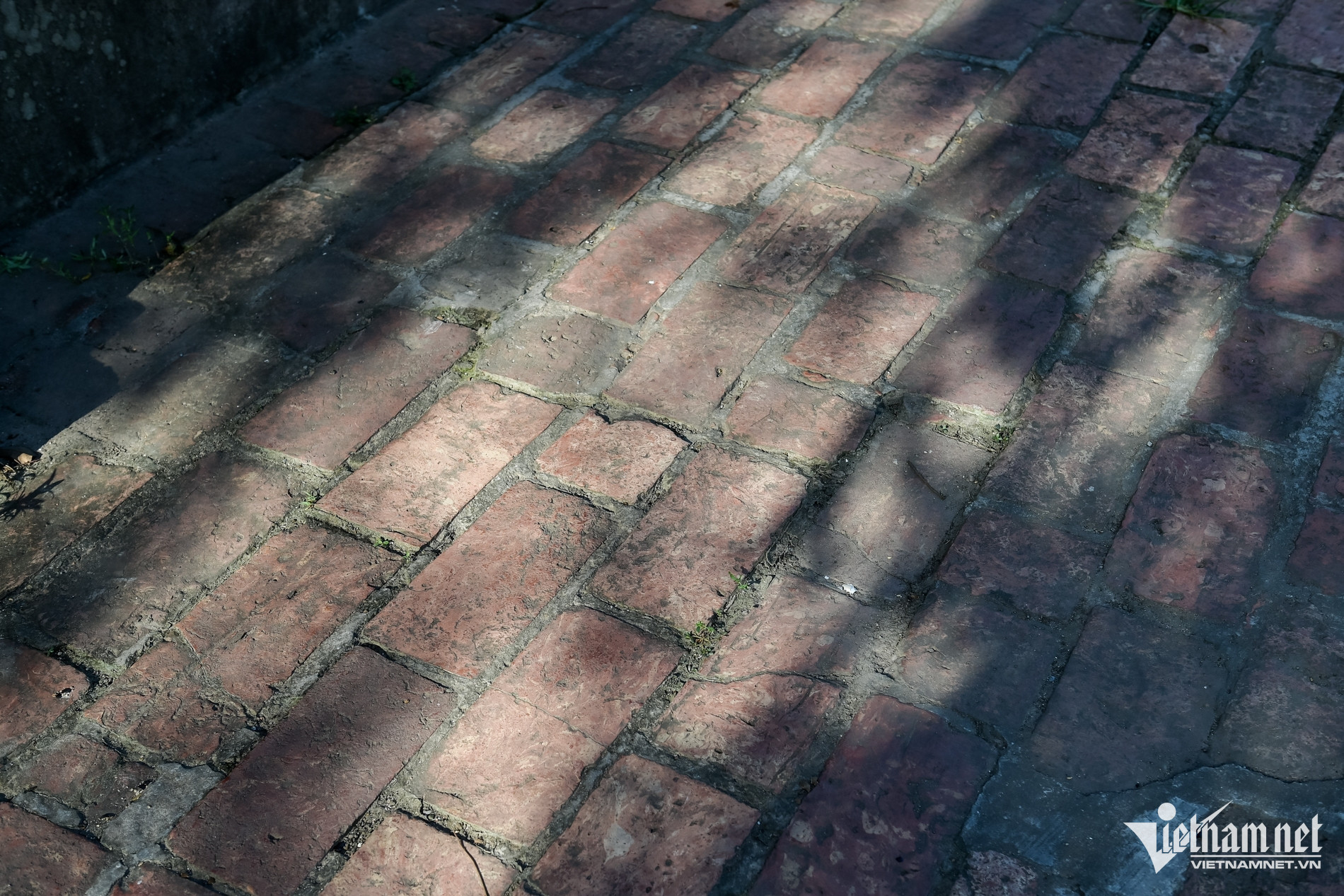 Sân lát gạch nung rơm tại Nhà Bá Kiến, bền vững qua hơn một thế kỷ