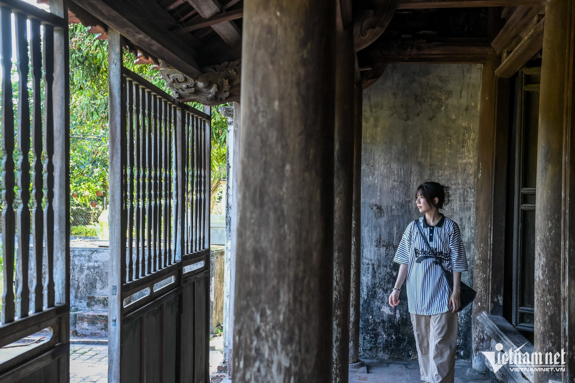 Toàn cảnh Nhà Bá Kiến từ bên ngoài, thu hút du khách tham quan