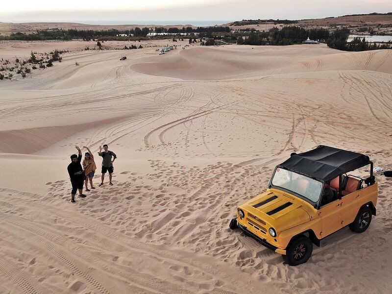 Đoàn xe Jeep đa sắc màu chở du khách khám phá cung đường đồi cát Mũi Né