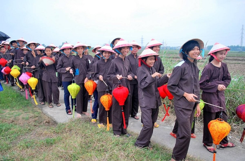 Hình ảnh trẻ chăn trâu tham gia lễ hội Rước Mục Đồng ở làng Phong Lệ