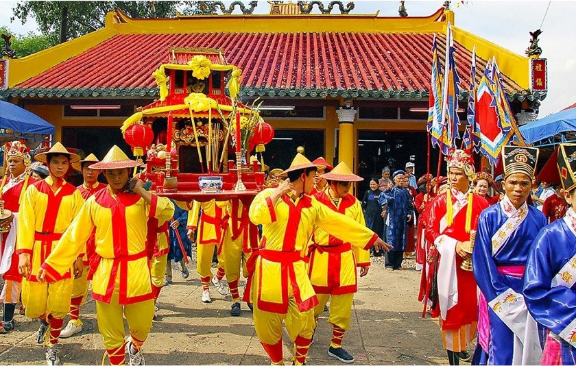 Lễ rước kiệu tại đình làng Túy Loan, Đà Nẵng với sự tham gia của đông đảo người dân