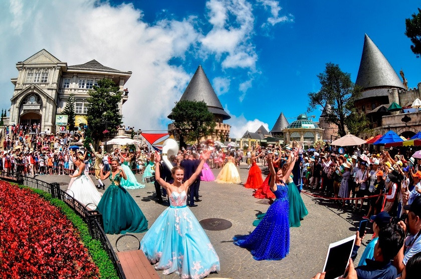 Các nghệ sĩ biểu diễn trong Lễ hội Hóa trang Carnival tại Bà Nà Hills