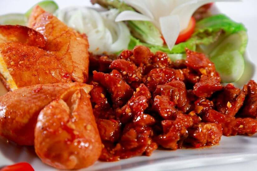 Thịt bò nướng Lạc Cảnh với màu đỏ hấp dẫn và hương vị đặc trưng