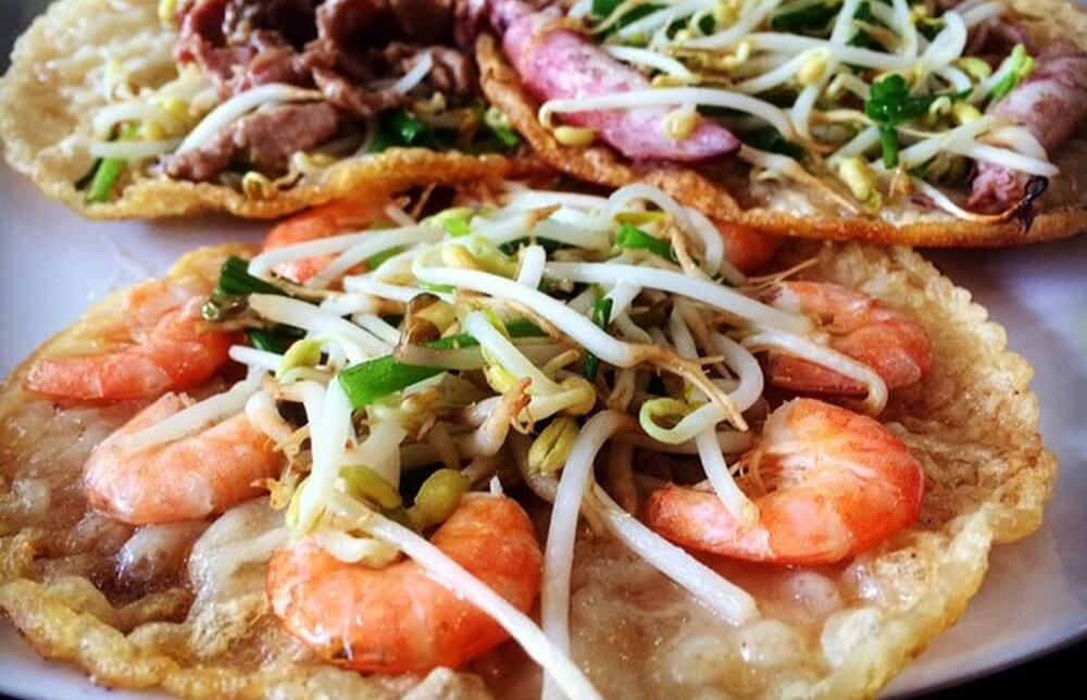 Bánh xèo mực giòn rụm với nhân mực tươi và rau sống