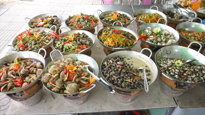 Đĩa ốc chảo đa dạng, hấp dẫn tại một quán ăn đêm ở Nha Trang