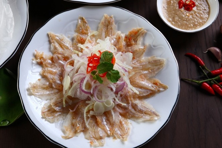 Đĩa gỏi cá mai tươi ngon, trình bày đẹp mắt