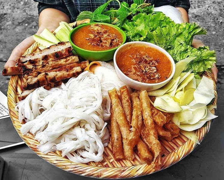 Nem nướng Nha Trang với rau sống và nước chấm đặc biệt