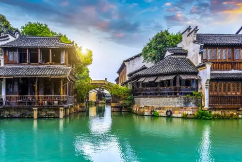 Khung cảnh sông nước thanh bình với những ngôi nhà cổ kính soi bóng tại Ô Trấn