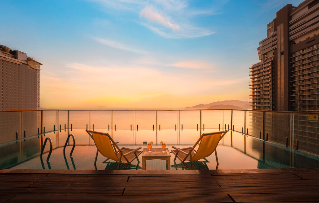 V Hotel Nha Trang: Khách Sạn Trung Tâm Gần Biển – Trải Nghiệm Đẳng Cấp 2 Phòng ngủ khách sạn V Hotel Nha Trang với nội thất hiện đại
