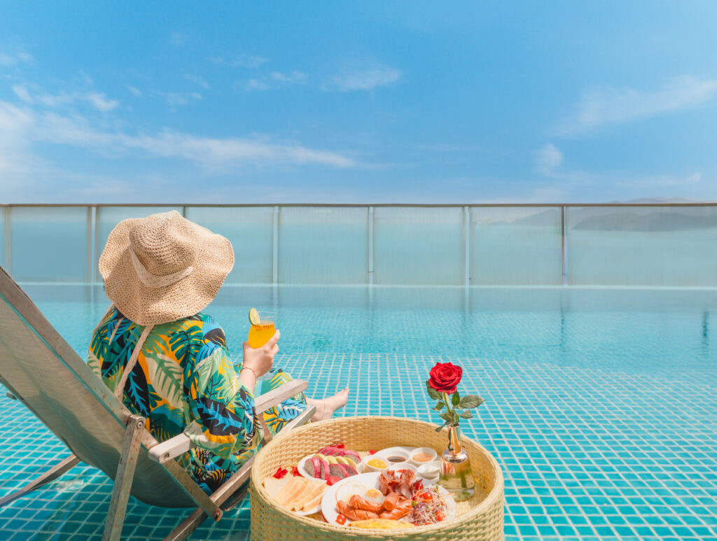 V Hotel Nha Trang: Khách Sạn Trung Tâm Gần Biển – Trải Nghiệm Đẳng Cấp 3 Bể bơi trên tầng thượng tại V Hotel Nha Trang với tầm nhìn thành phố