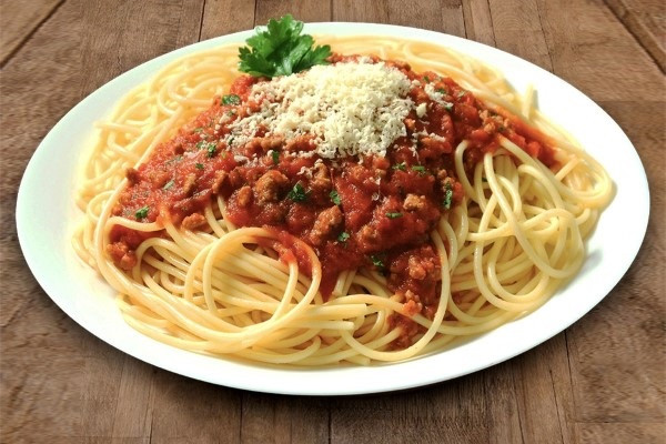 Món Spaghetti sốt cà chua và húng quế tươi