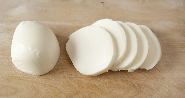 Phô mai Mozzarella tươi mềm mịn, nguyên liệu quen thuộc