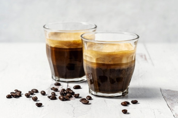 Ly cà phê Espresso với lớp crema vàng nâu mịn màng