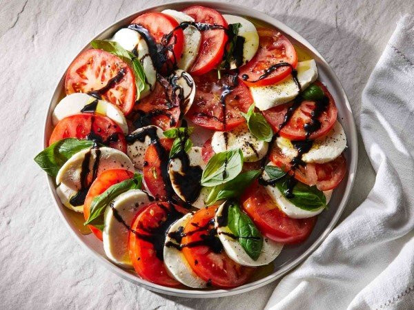 Salad Caprese với cà chua, mozzarella và húng quế tươi