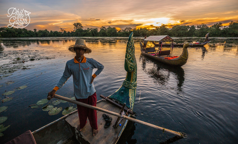 Cẩm Nang Khám Phá Angkor 3 Ngày: Hành Trình Đến Di Sản Thế Giới Huyền Bí 4 Chiếc thuyền Kongkear truyền thống của Khmer trên kênh đào Angkor Thom