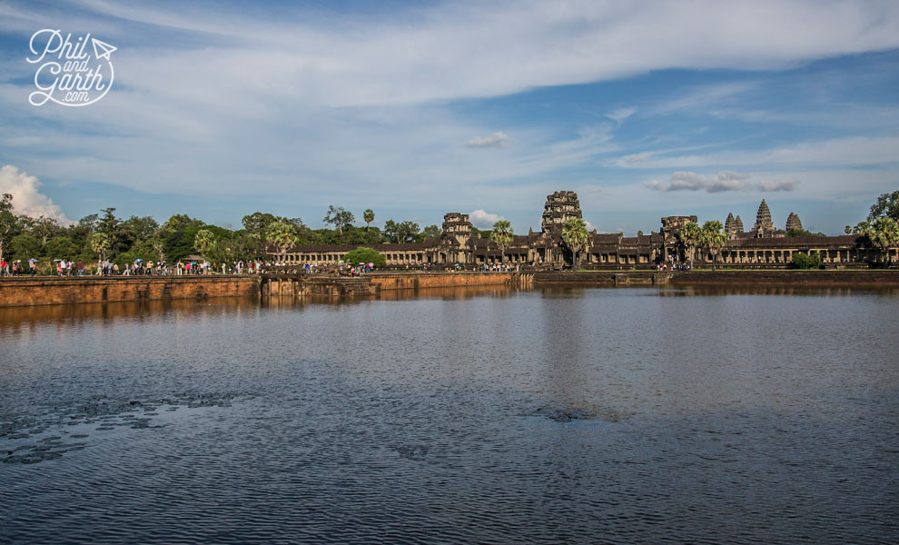 Cẩm Nang Khám Phá Angkor 3 Ngày: Hành Trình Đến Di Sản Thế Giới Huyền Bí 2 Cái nhìn đầu tiên về hào nước và Angkor Wat từ xa