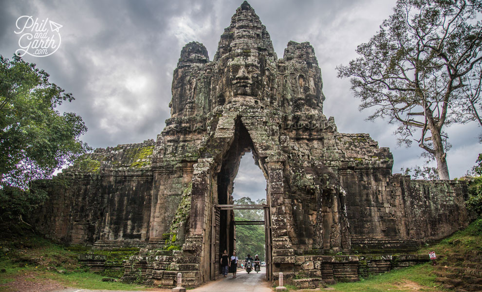 Cẩm Nang Khám Phá Angkor 3 Ngày: Hành Trình Đến Di Sản Thế Giới Huyền Bí 8 Nhiều khuôn mặt vua Jayavarman VII trên cổng Nam Angkor Thom