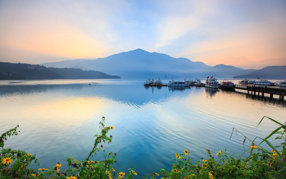 Khung cảnh yên bình Hồ Nhật Nguyệt vào thời điểm đẹp nhất