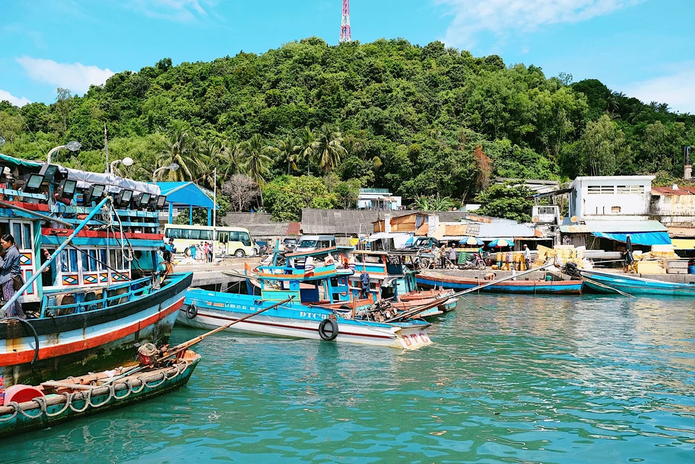 Tàu thuyền neo đậu tại cảng An Thới chuẩn bị đưa khách đến Hòn Thơm
