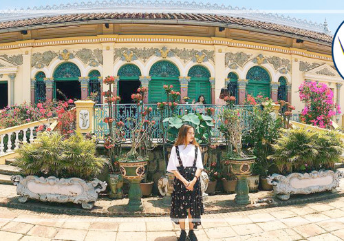 Du khách tham gia làm bánh dân gian tại Cồn Sơn, Cần Thơ