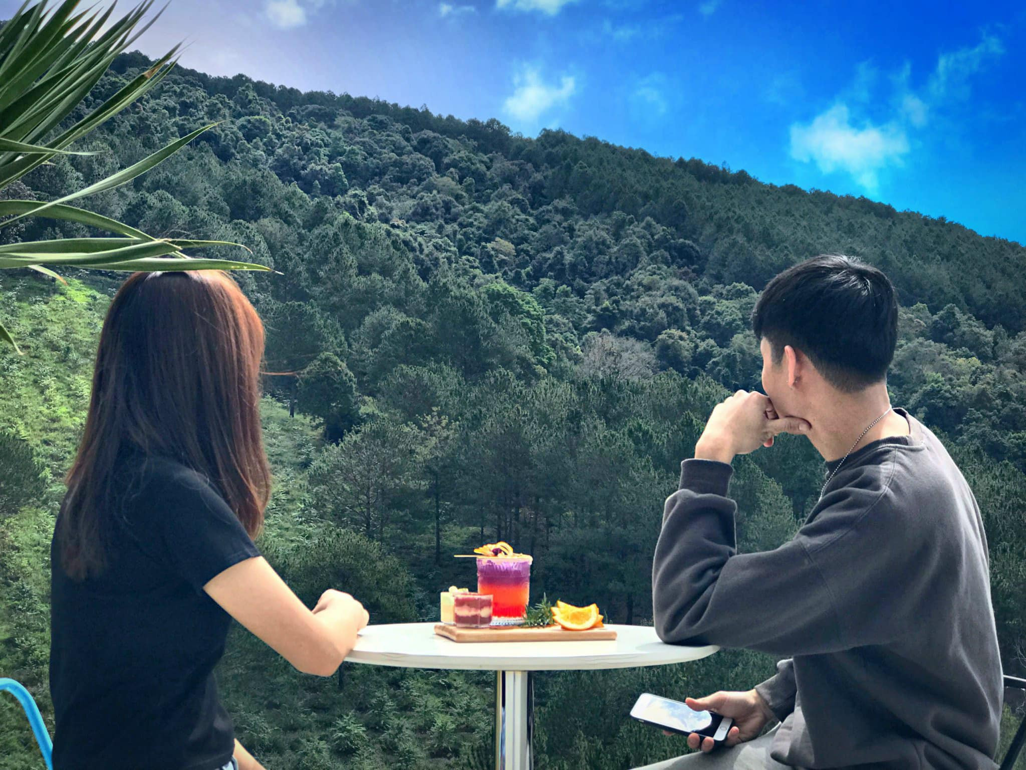Du khách đang đi bộ trên con đường dẫn vào khu du lịch