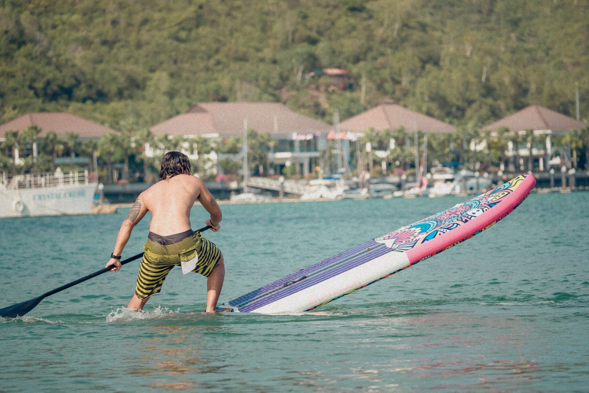 Hoạt động chèo SUP trên biển tại Marina Beach Club