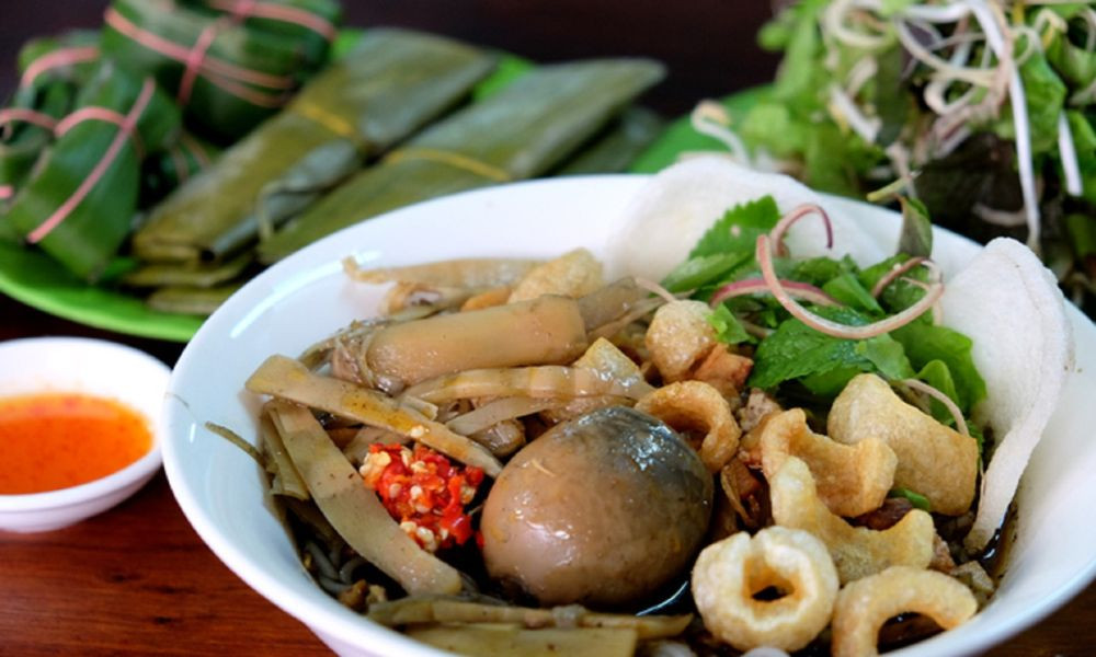 Bún cua thối Gia Lai với nhiều topping độc đáo