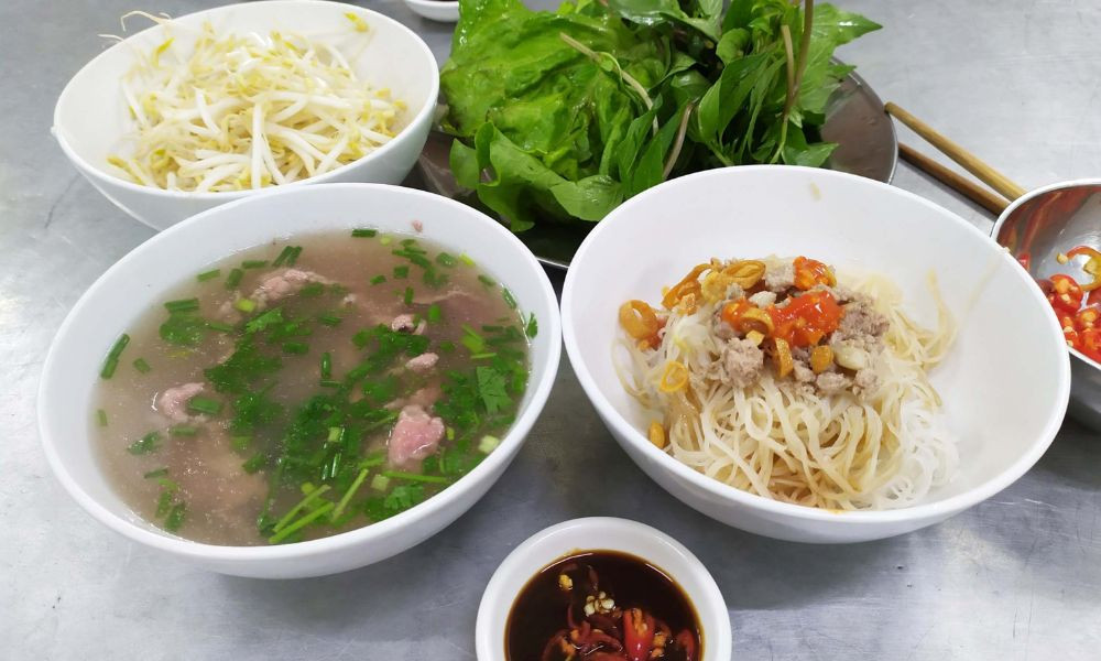 Phở khô hai tô thơm lừng và bắt mắt