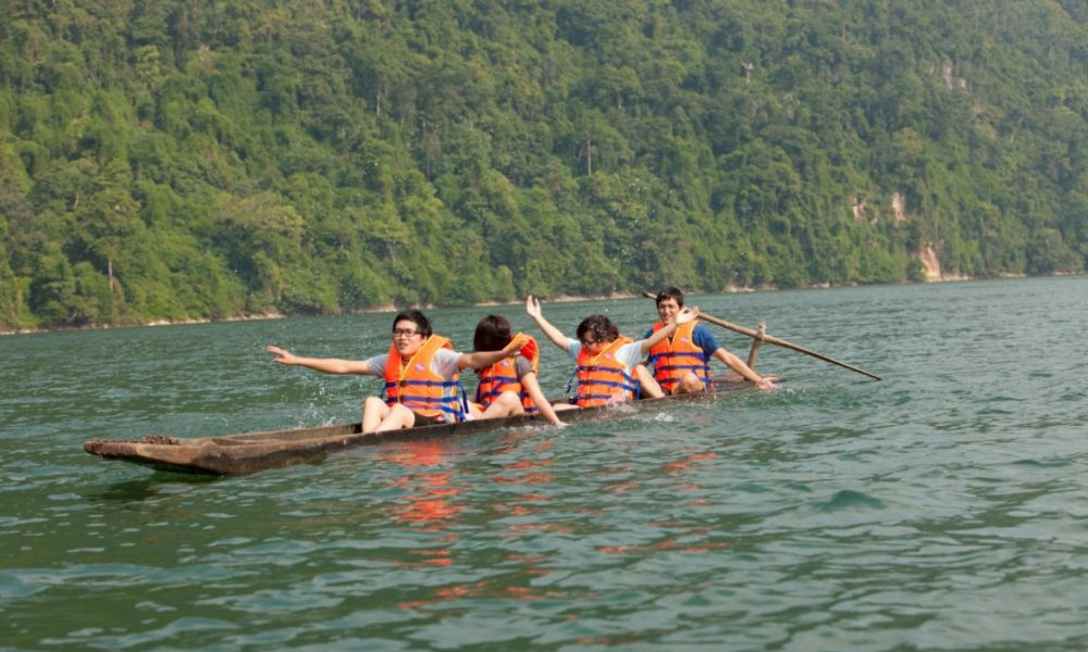 Chèo thuyền SUP là một hoạt động thú vị tại Biển Hồ Pleiku