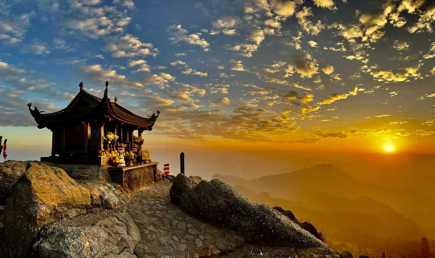 Du khách đến chùa Đồng cầu bình an, may mắn