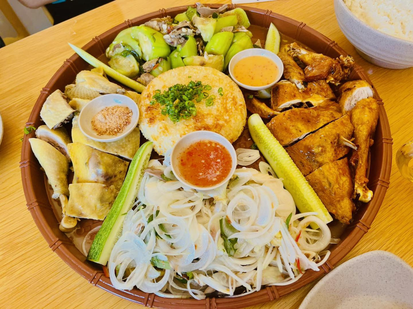 Đĩa cơm gà Phan Rang thơm ngon, vàng óng