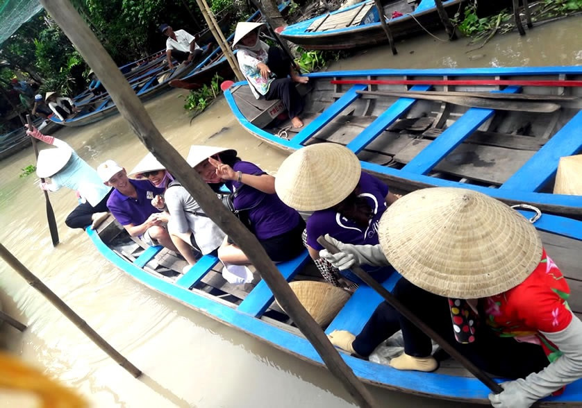 Trải nghiệm đi đò chèo trên những con rạch nhỏ rợp bóng dừa ở miền Tây
