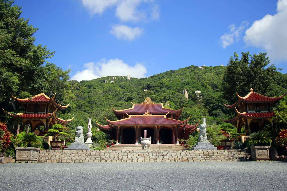 Khám Phá Phước Hải: Cẩm Nang Du Lịch Từ Chợ Hải Sản Đến Những Điểm Đến Tâm Linh Bình Yên 2 Khung cảnh bình yên tại Chùa Khỉ, nơi du khách có thể tìm thấy sự an lạc và hòa mình vào thiên nhiên