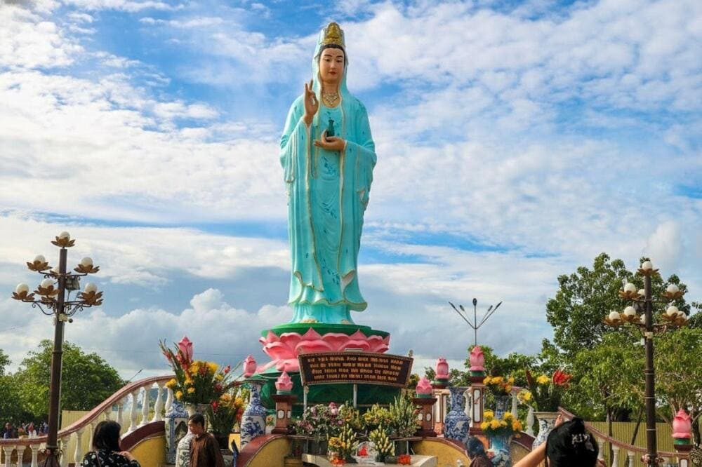 Du khách nên chuẩn bị lễ cúng trước khi đến Quán Âm Phật Đài, nhất là vào các ngày lễ lớn