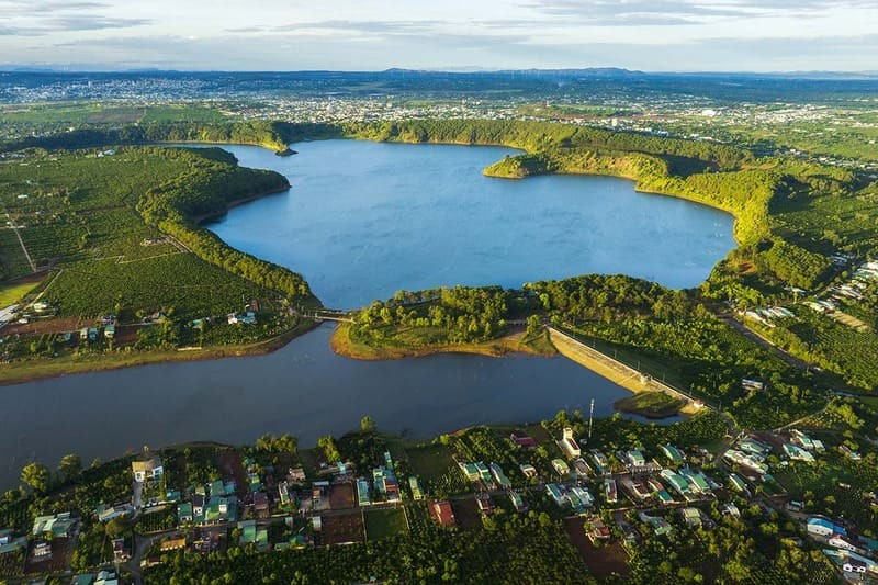 Du lịch Pleiku: Khám phá 10 điểm đến không thể bỏ lỡ ở phố núi 1 Hồ T'nưng, Biển Hồ của Pleiku trong xanh, thơ mộng